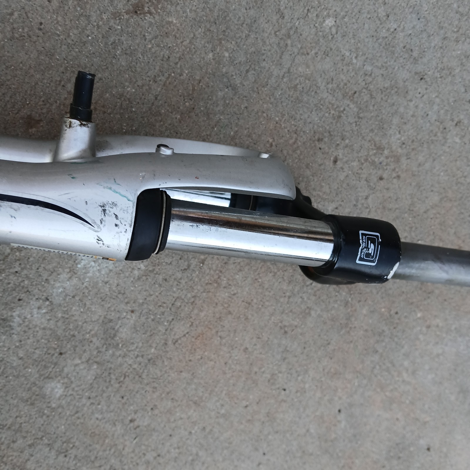 SR Suntour Suspension Fork 24.5” SF11-XCT-JR-24 from a Specialized Hotrock