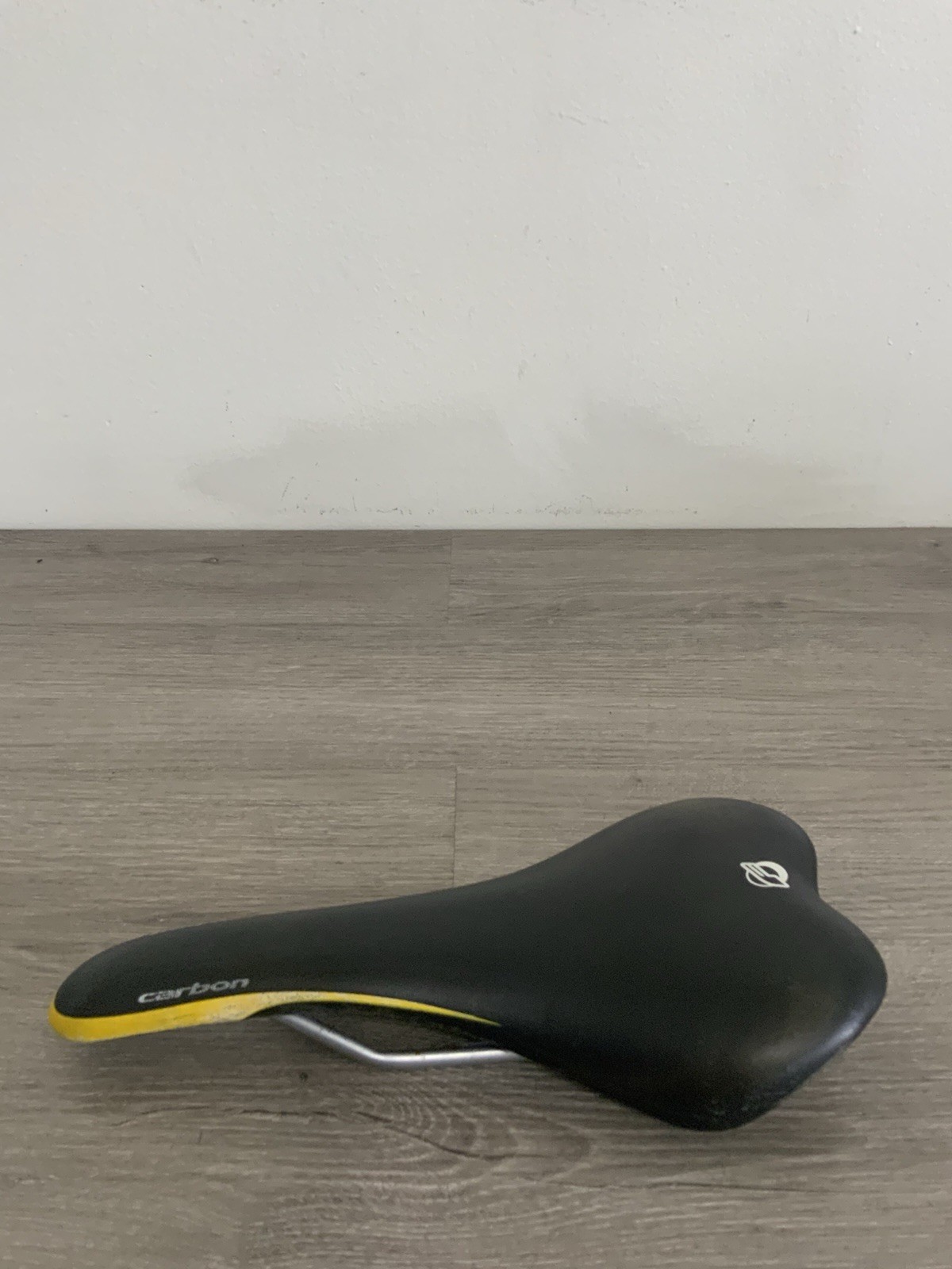 VELO SADDLE CHROMOLY CARBON 135 MM X 275 MM 210 GRAMS