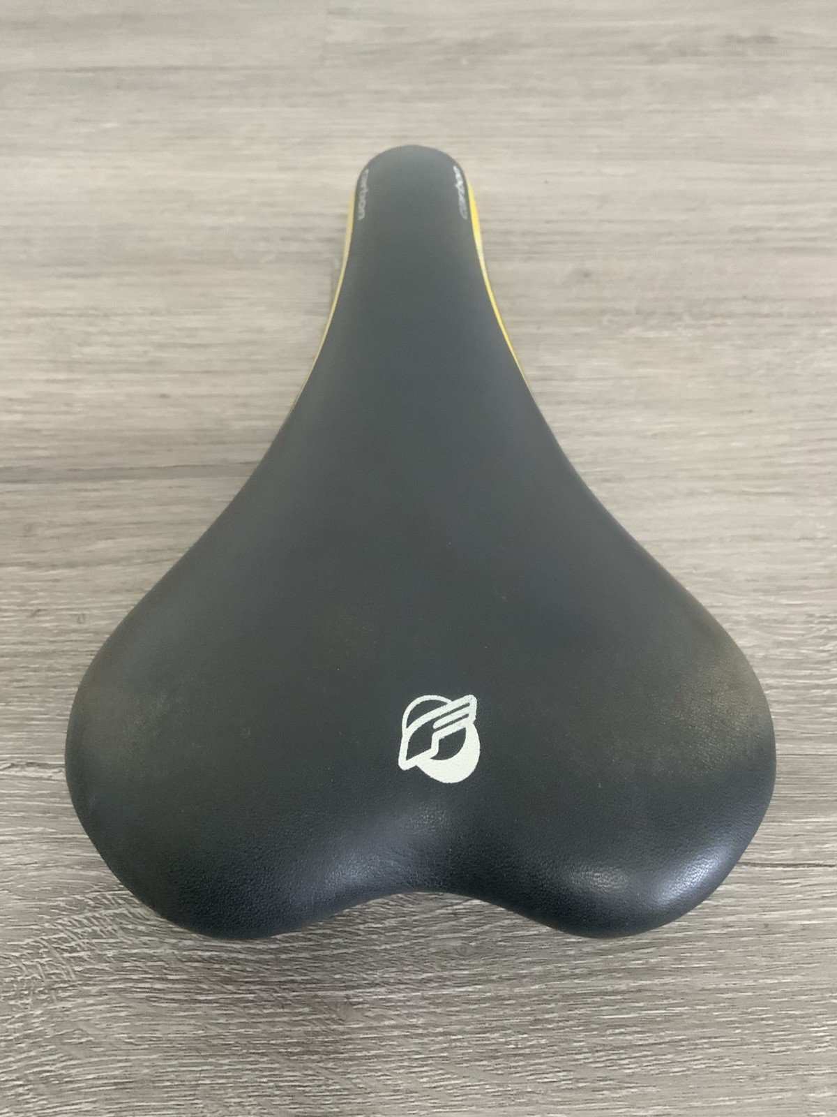 VELO SADDLE CHROMOLY CARBON 135 MM X 275 MM 210 GRAMS
