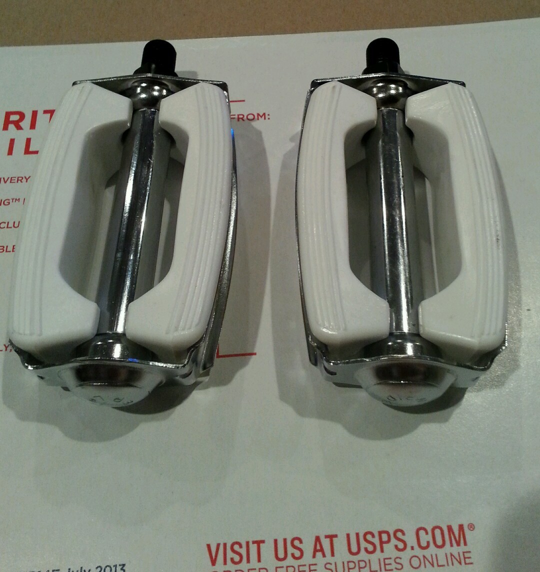WHITE SCHWINN STINGRAY KRATE BICYCLE BOW PEDALS VINTAGE CRUISER BIKE PEDAL 1/2″
