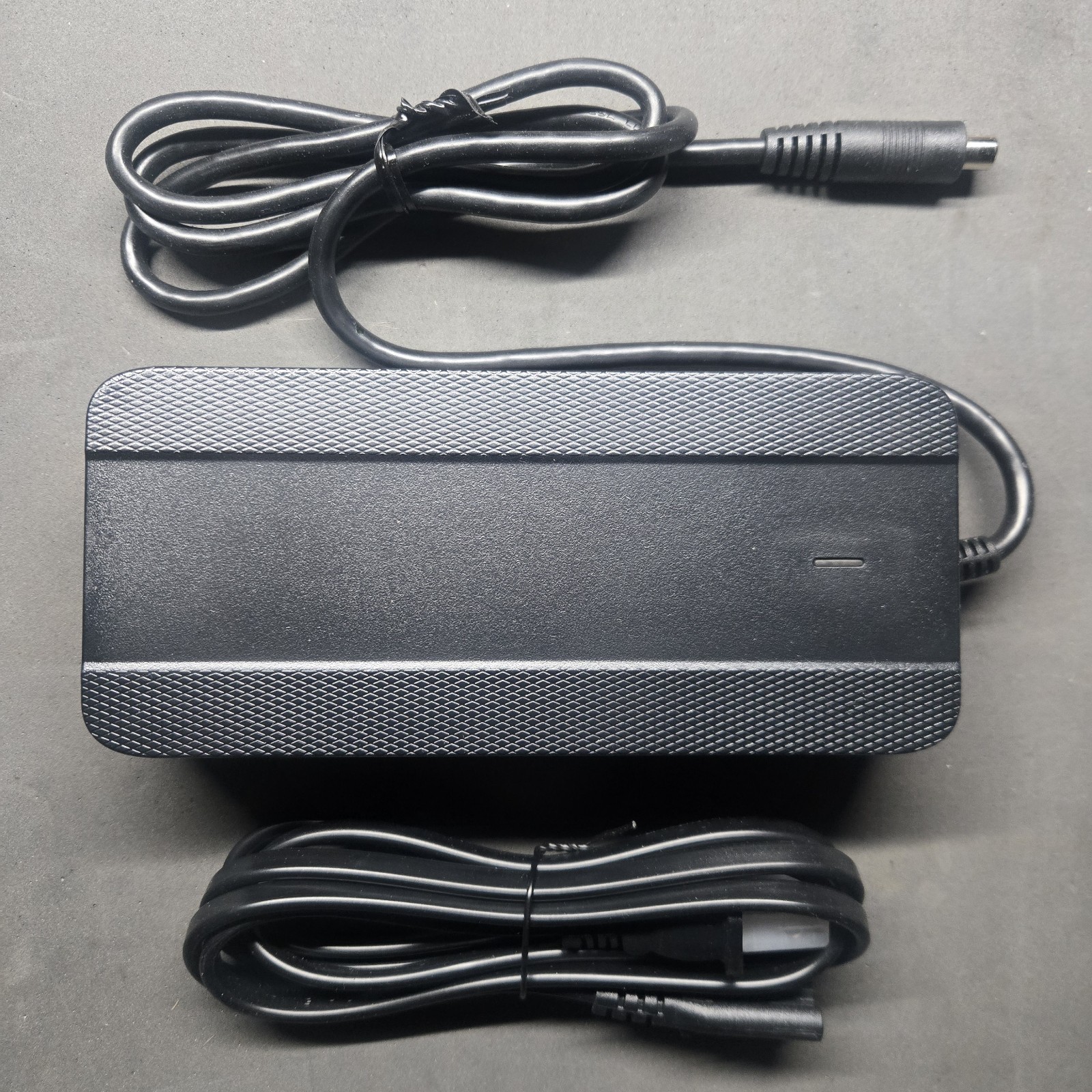 New MDA 42V 4.0A Li-ion Battery Charger BC222360040 UL 1012