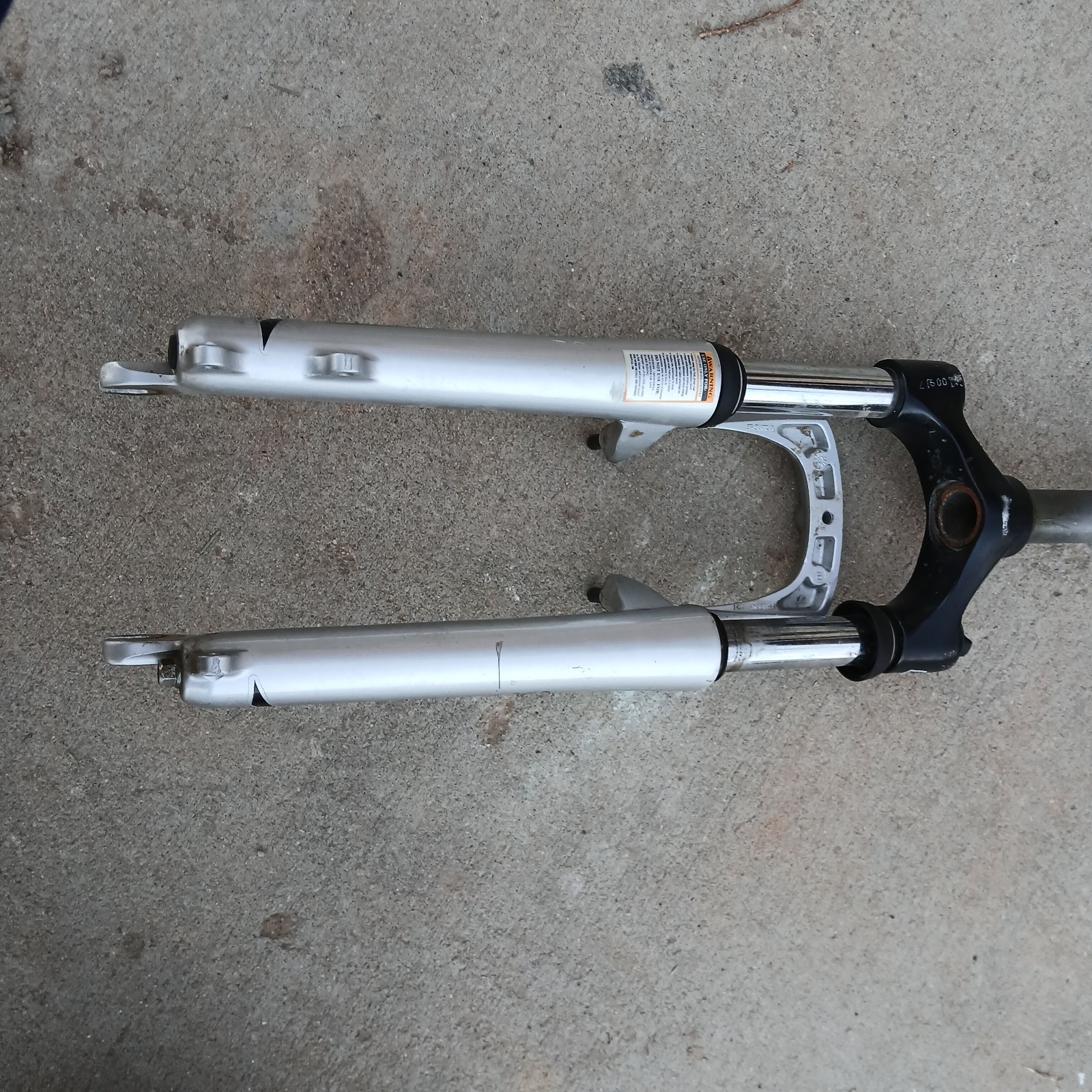 SR Suntour Suspension Fork 24.5” SF11-XCT-JR-24 from a Specialized Hotrock