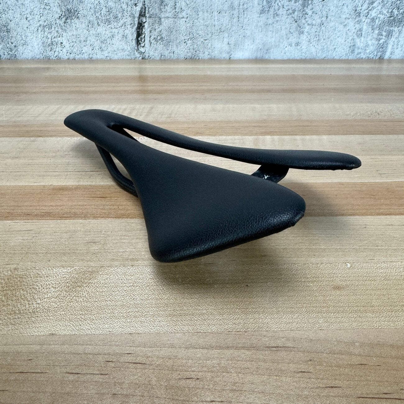 Light Use! Berk Lupina Short Padded Black 144mm 7x9mm Carbon Rails Saddle 95g