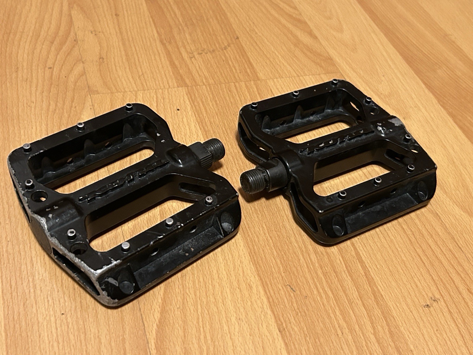 KONA Flat Platform Pedals Alloy Black BMX MTB Jackshit Wah Wah 9/16” CrMo Axle