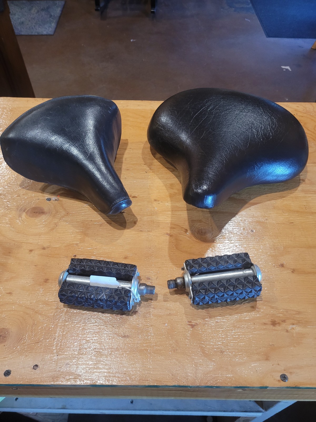 Vintage Schwinn Bicycle Seats & Pedals – Saddle Parts Lot