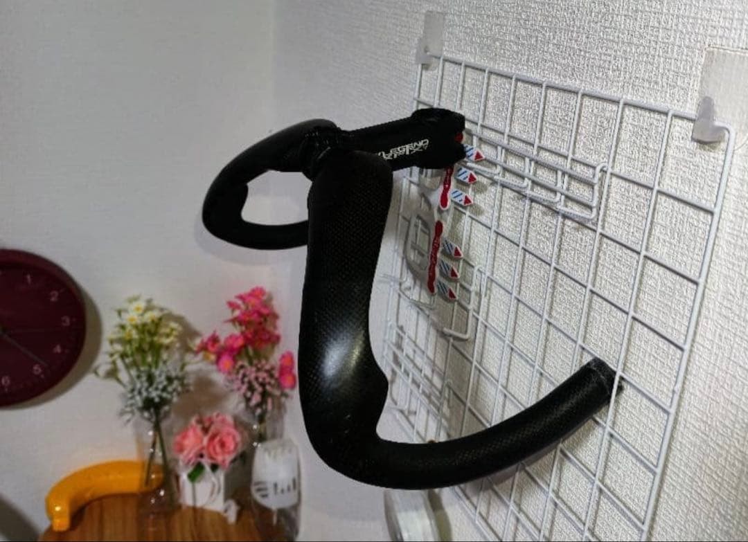 Carbon aero handle (width approx. 400mm), aluminum stem 90mm