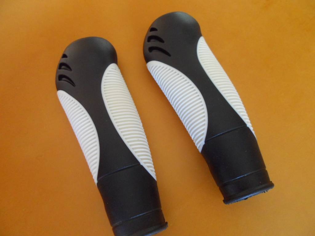 *New Pair Black & White Rubber Handlebar Grips Mountain Road Track Bike Bicycle