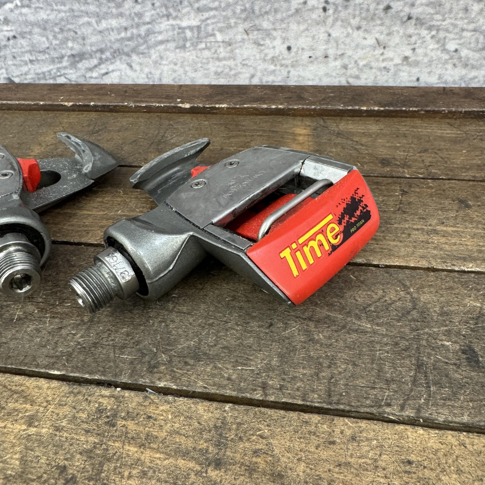 Vintage TIME EQ Titan Clipless Road Bike Pedals Titanium 9/16 Red 365g Ti Axles