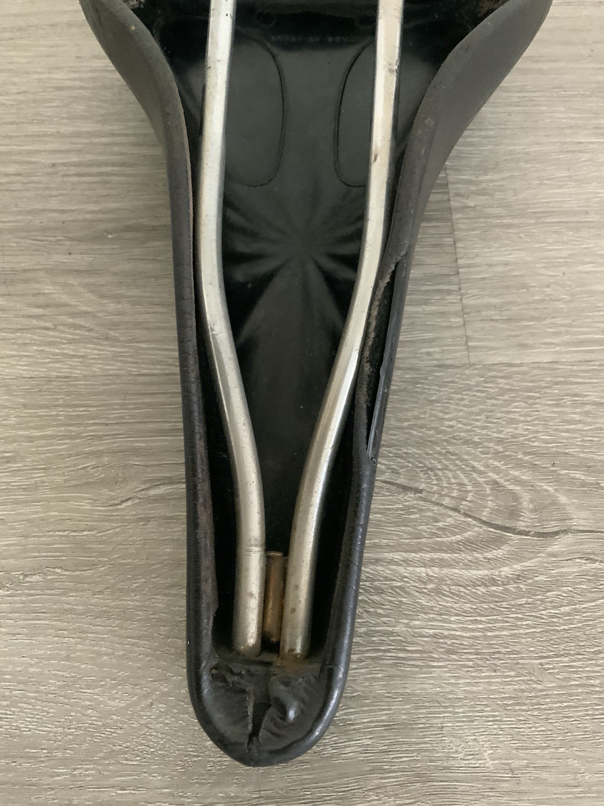 SELLE ITALIA LEATHER ROAD BIKE SADDLE 368 GRAMS 143 MM X 265 MM