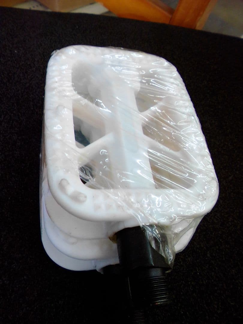 White Flat Pedal Plastic 9/16 Inch New Lightweight