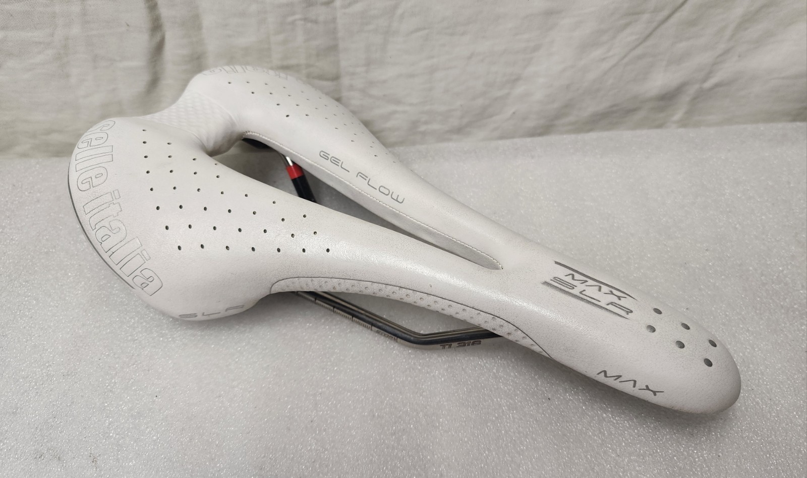 Selle Italia Max SLR Gel Superflow 145mm L3 Ti 316 Saddle White – VGC