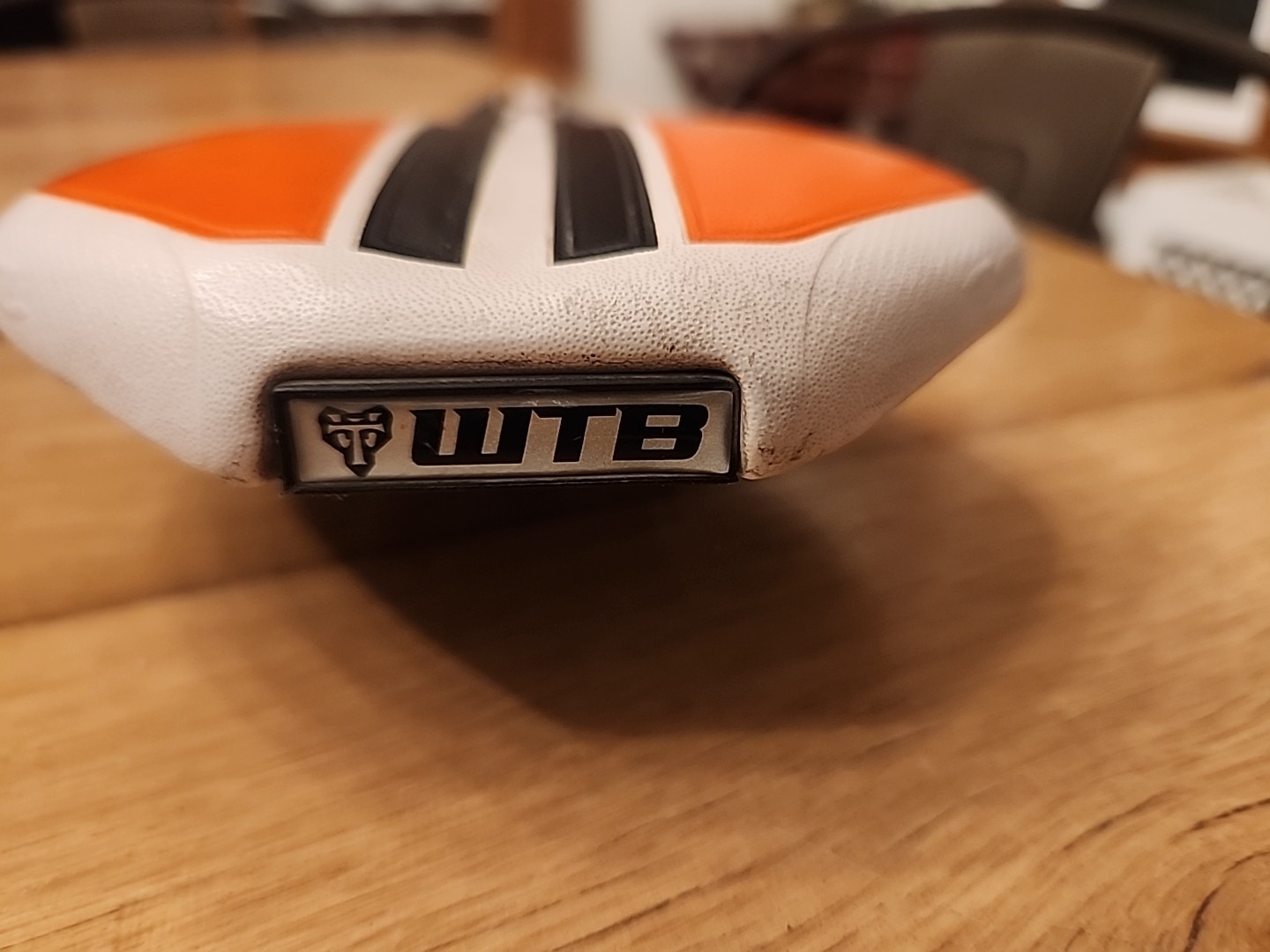 SDG Bel-Air Kona saddle, steel rail – Orange, White, Black