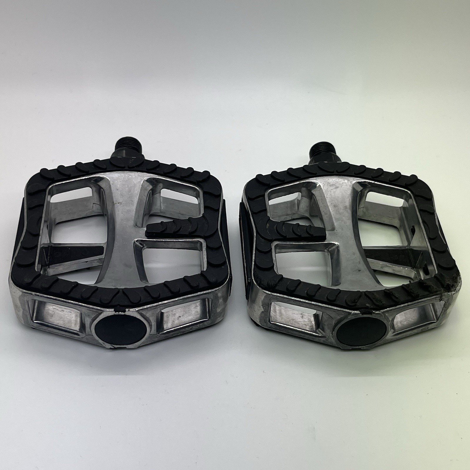 WELLGO LU-214 Pedals, 9/16″ Aluminum XLarge Platform Anti-Slip **FAST SHIPPING**