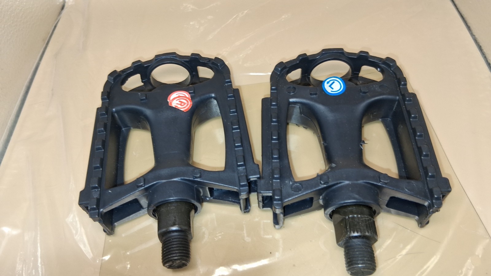 Black Plastic Flat/Platform Bicycle Pedals w/ Reflectors, 9/16in, Loose BB