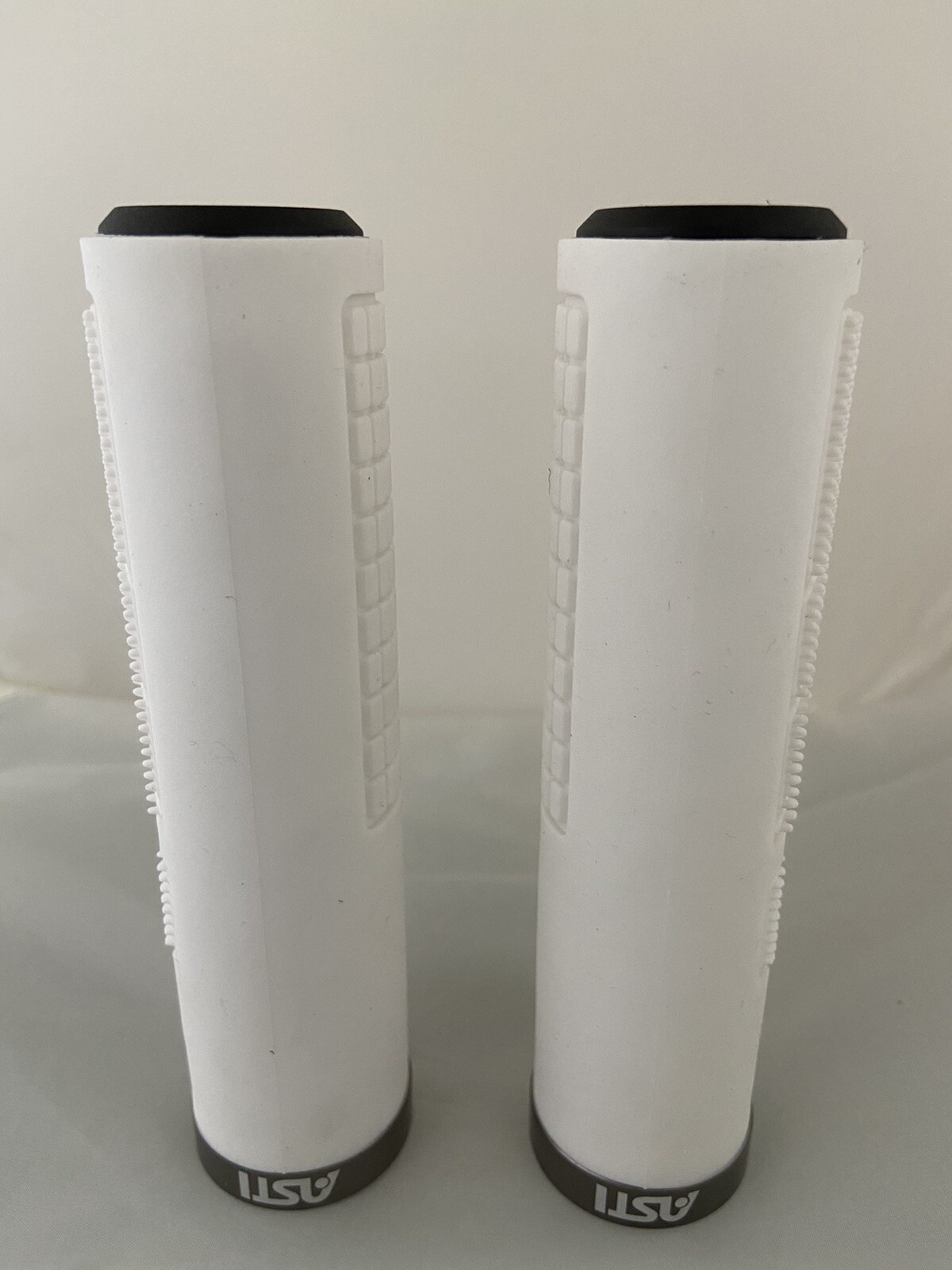 Asti Shorex Ergon Ergonomic lockon Comfort BW MTB BMX Bike Handlebar Grips White