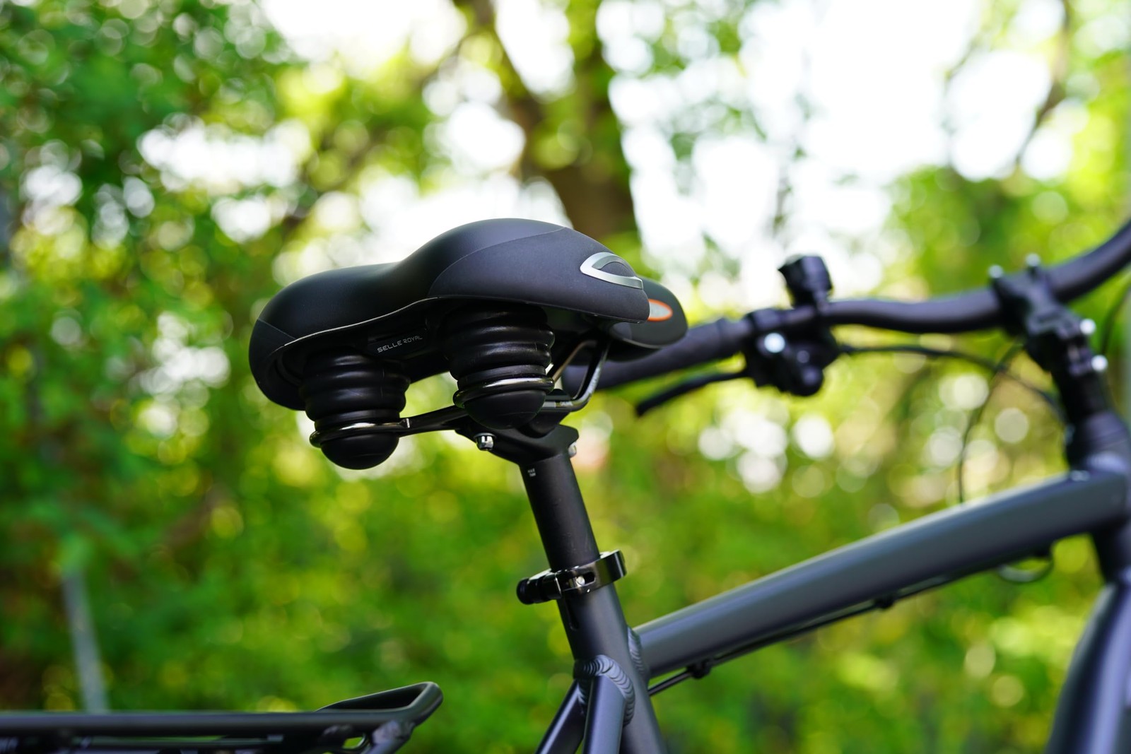 Lookin Basic Relaxed, Unisex Bike Seat for Any Type of Riding, Black, One Size