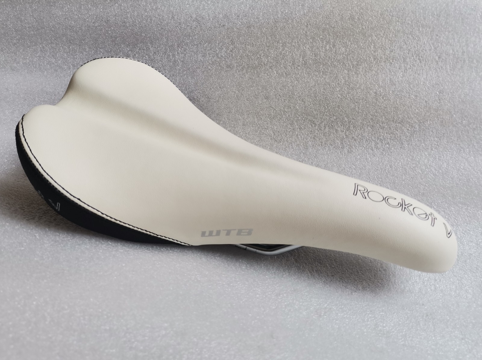 NEW WTB ROCKET V SADDLE SEAT MTB CITY BIKE WHITE 268mm x 130mm