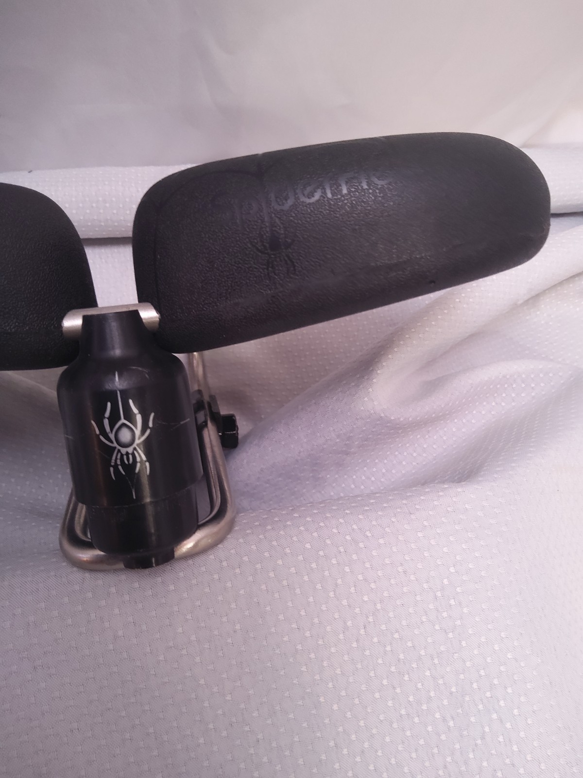 Bicycle Seat, Pain-free riding! Mfg by Spyderflex. Noseless, Hornless Style)