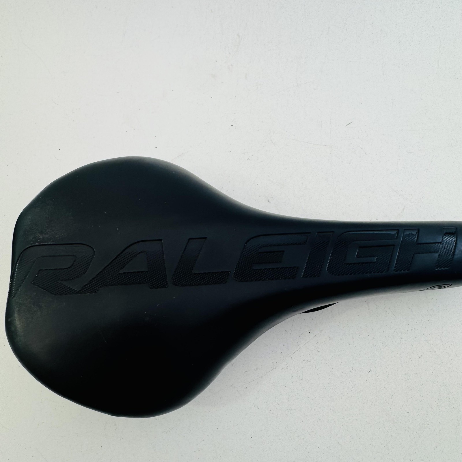 Raleigh Bicycle Saddle Seat Black Racing Steel Rails Road MTB Hybrid Bike A82