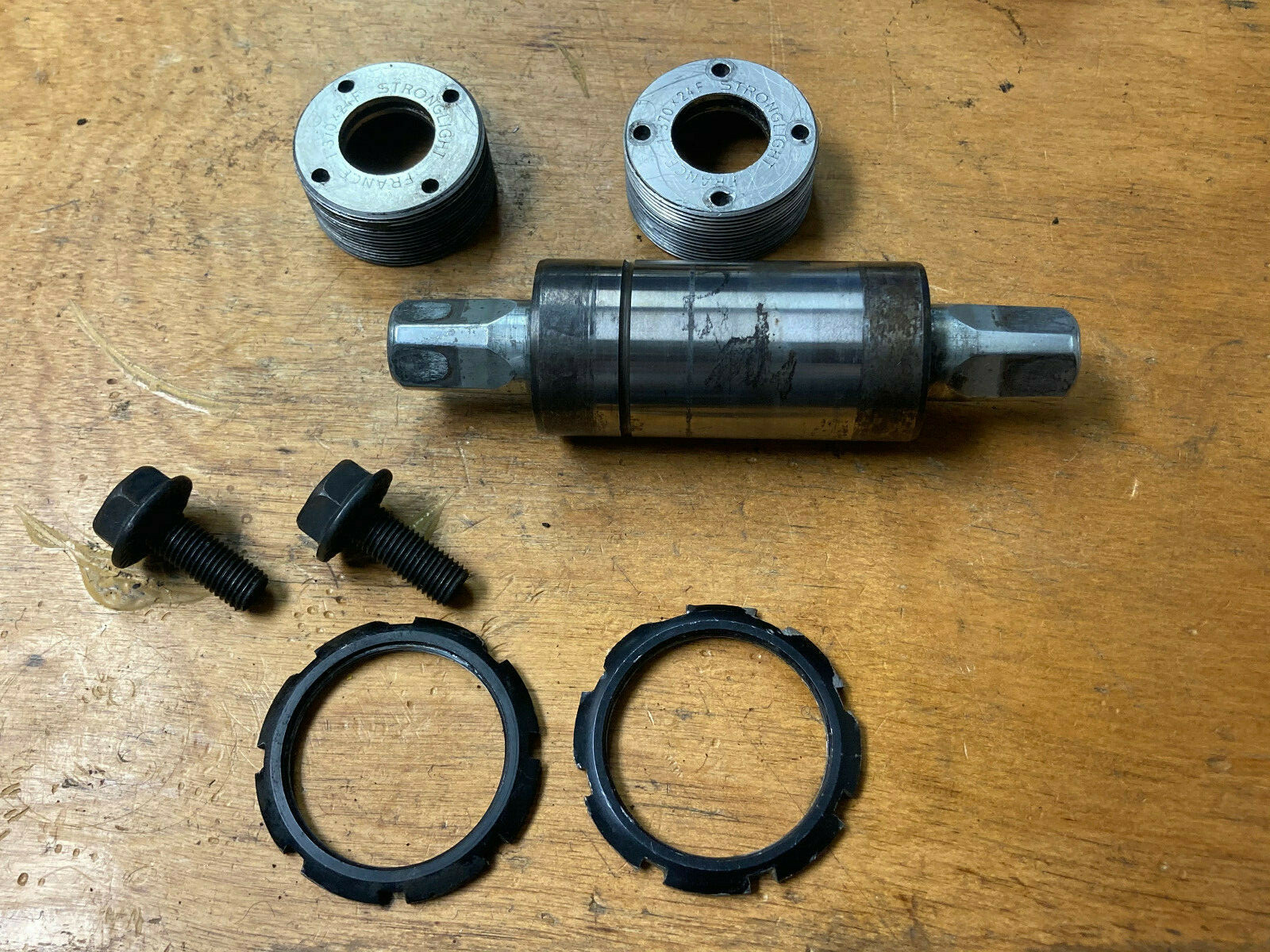 Stronglight 1.370 x 24F French bottom bracket 319grams smooth 111mm spindle