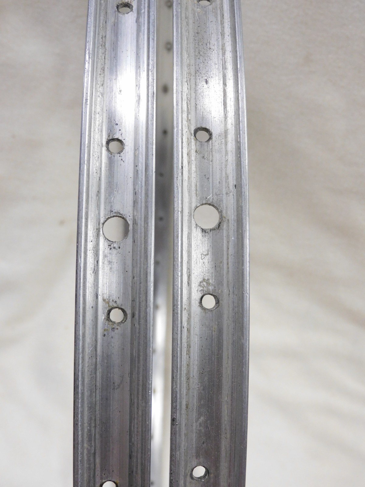 2 Unmarked Weinmann Style Single Wall Silver Clincher Rims 27″ 36H Schrader