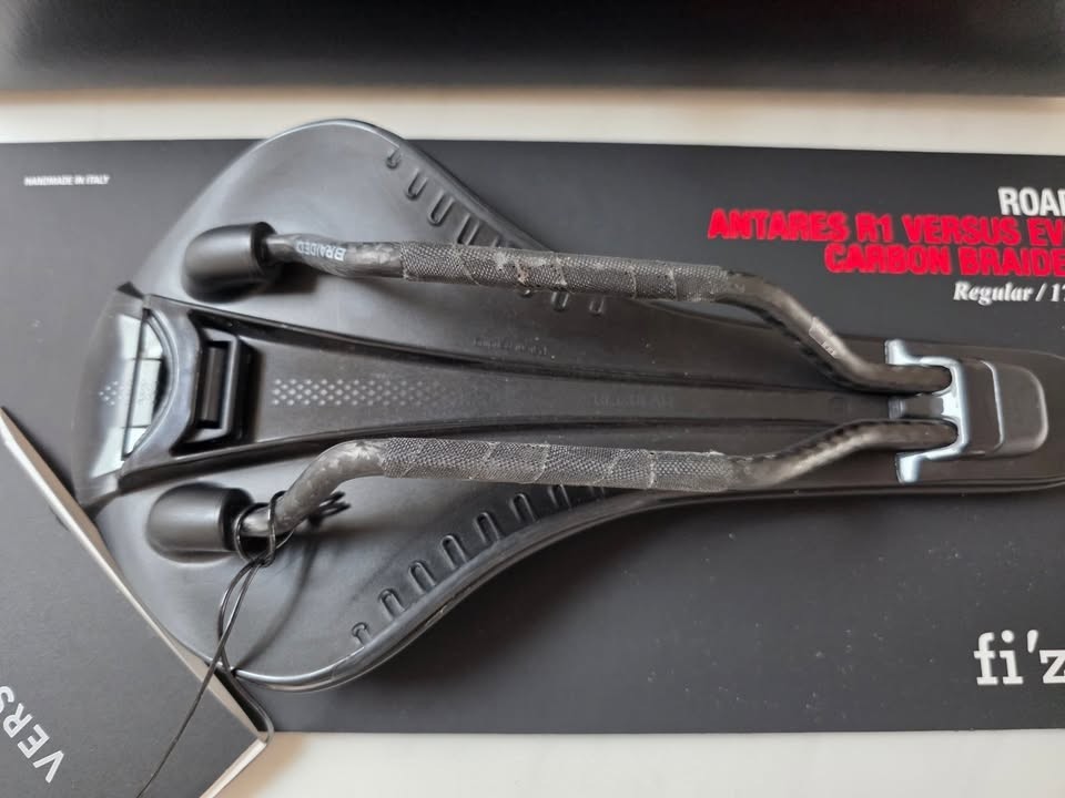 Fizik Antares R1 Versus Evo Carbon Road Saddle 139mm Regular