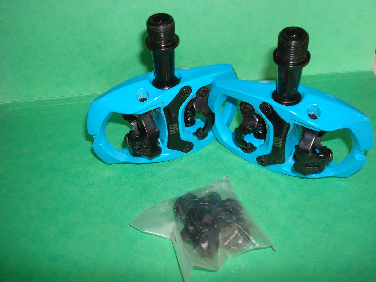 iSSi Trail II Clipless SPD Pedal- Dual Sided Bright Teal with cleats