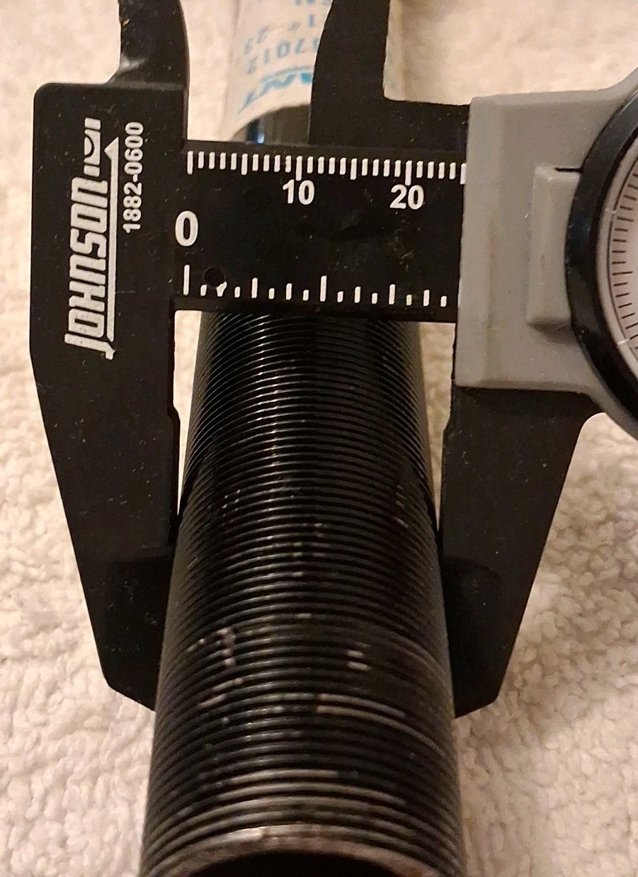 Giant Brand 700c Universal CRMO. Black Taiwan Fork 1″ X 7″ Threaded Gloss Black