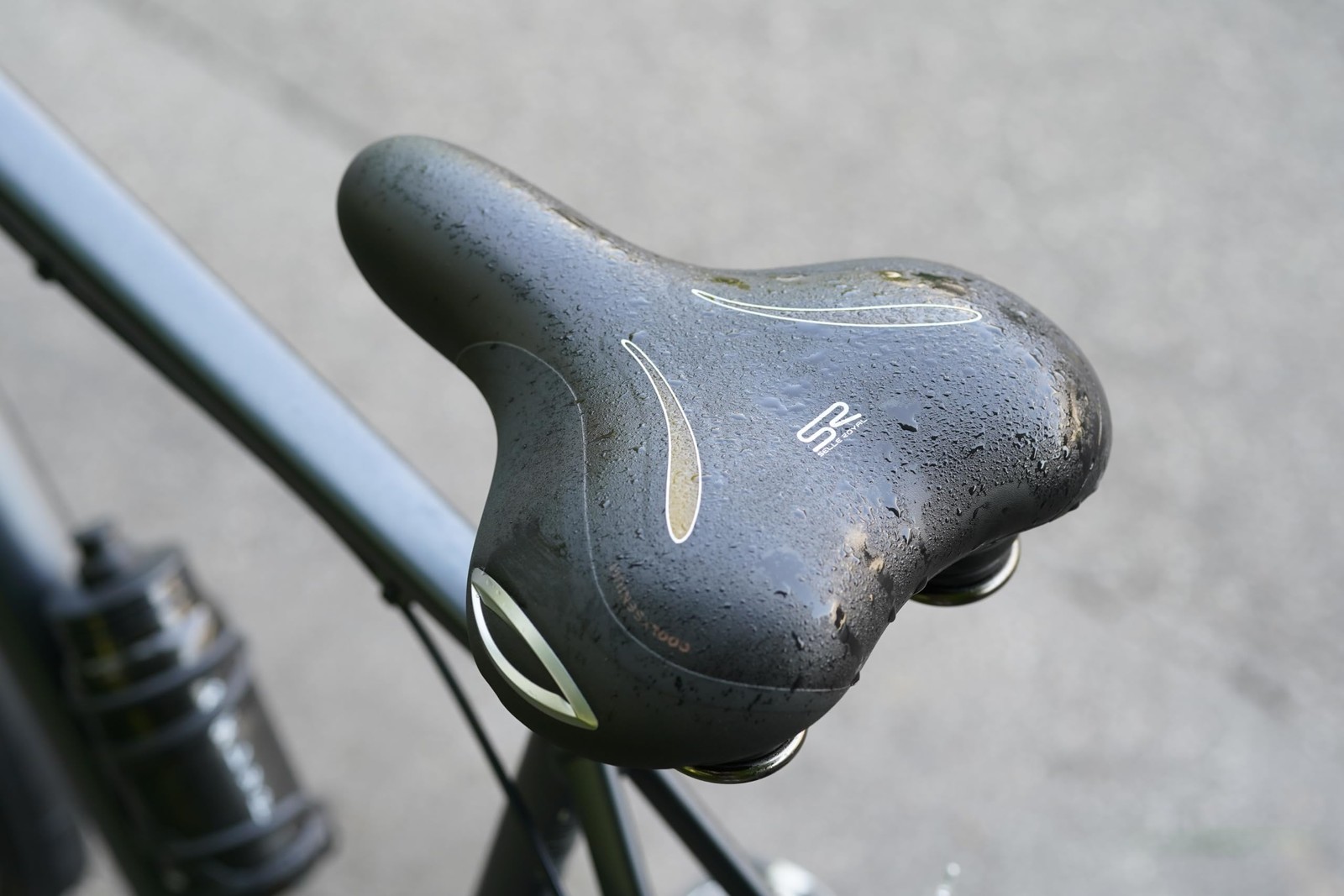 Lookin Basic Relaxed, Unisex Bike Seat for Any Type of Riding, Black, One Size
