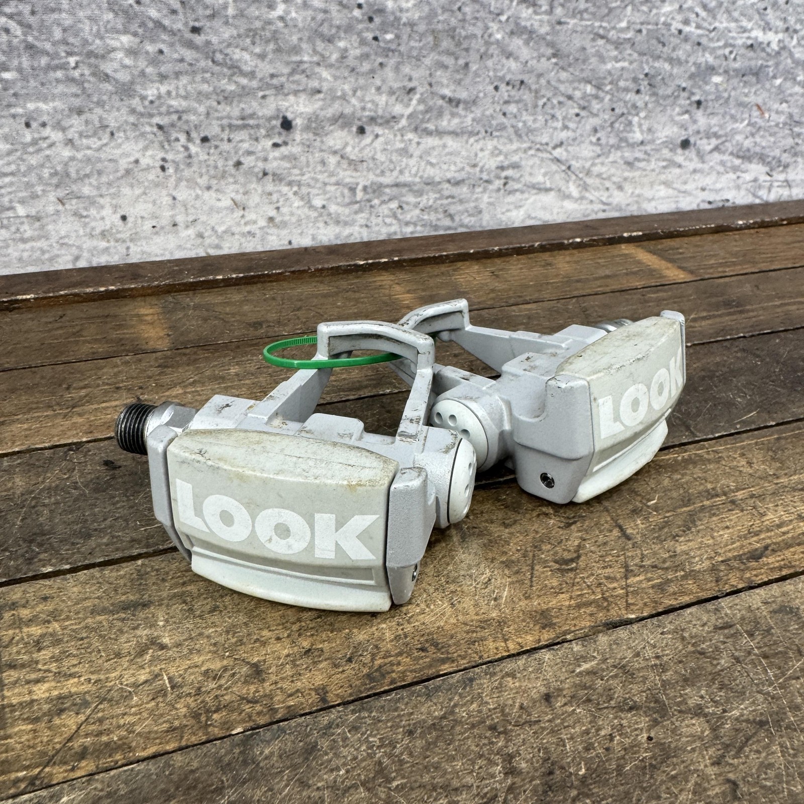 Vintage Look Road Racing Clipless Bike Pedals 9/16 Gray Pair 450g Composite