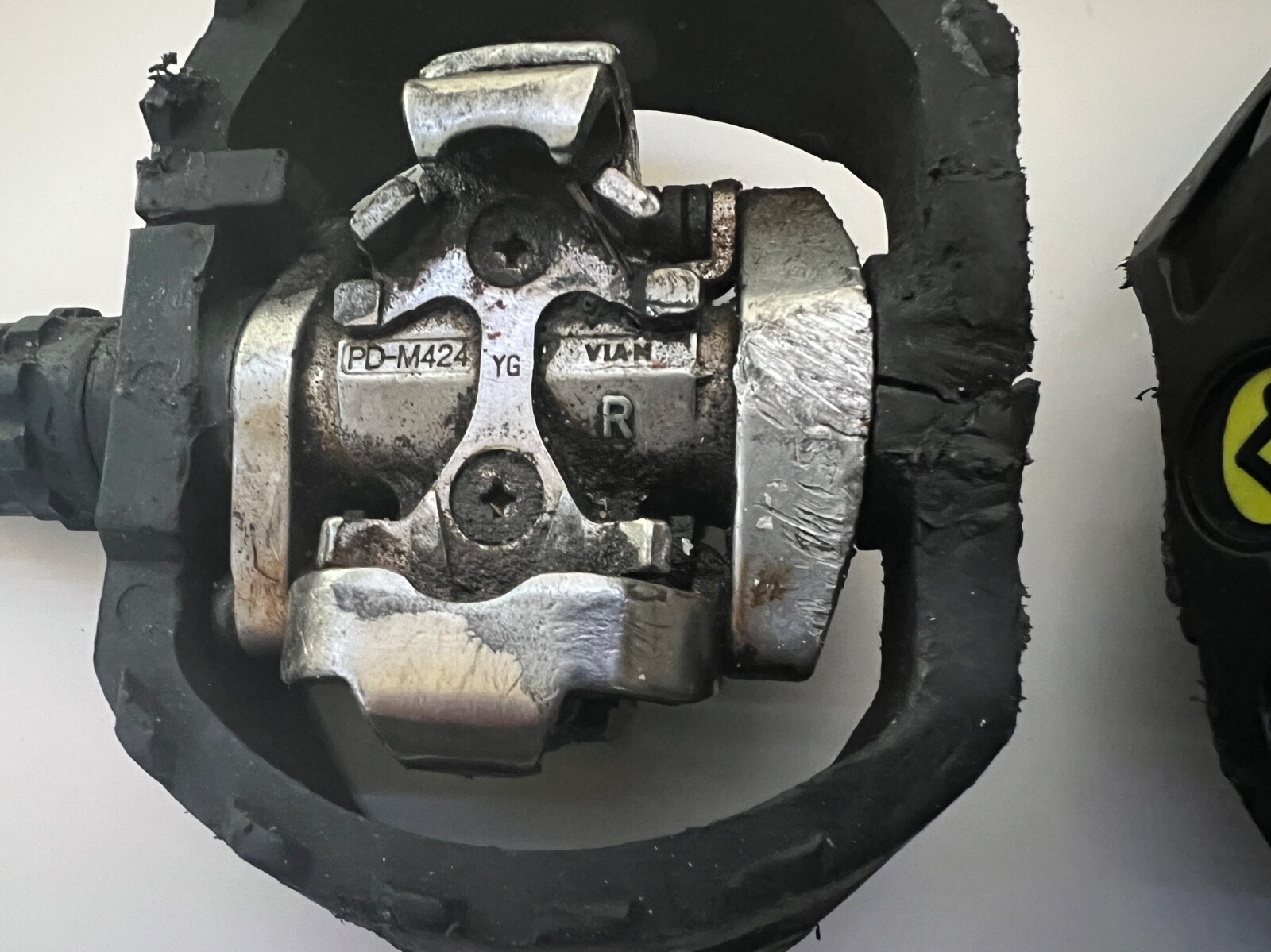 SHIMANO PD-M424 CLIPLESS PEDALS