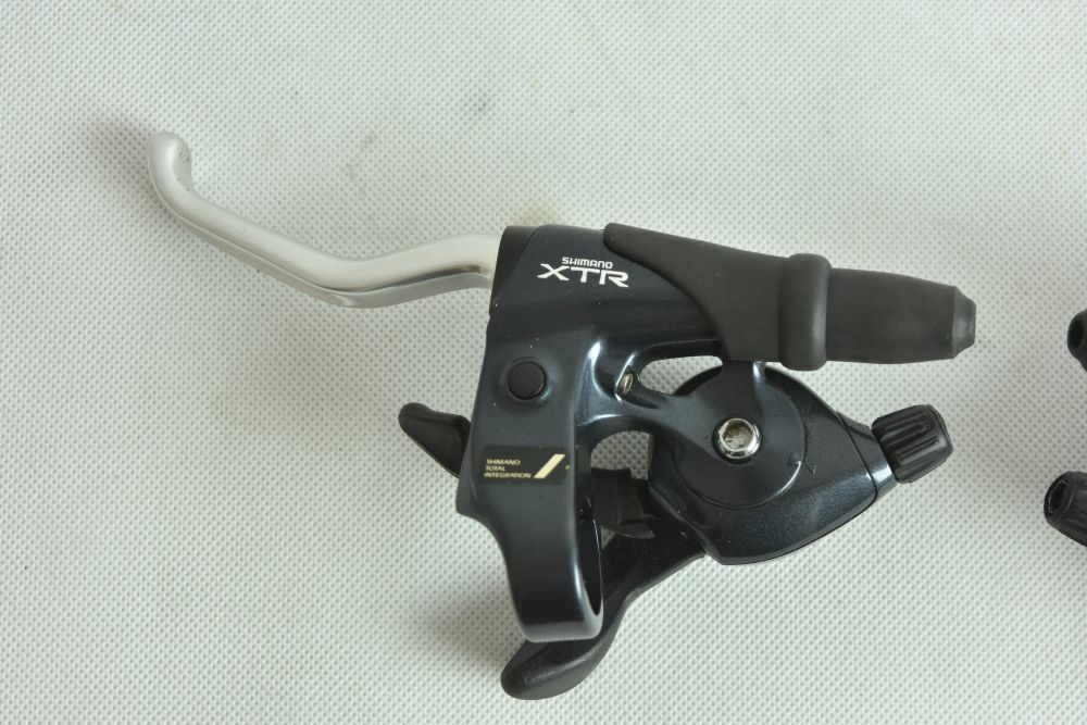 SHIMANO XTR st-m900 shifting brake levers 3×8 NOS – NEVER USED !