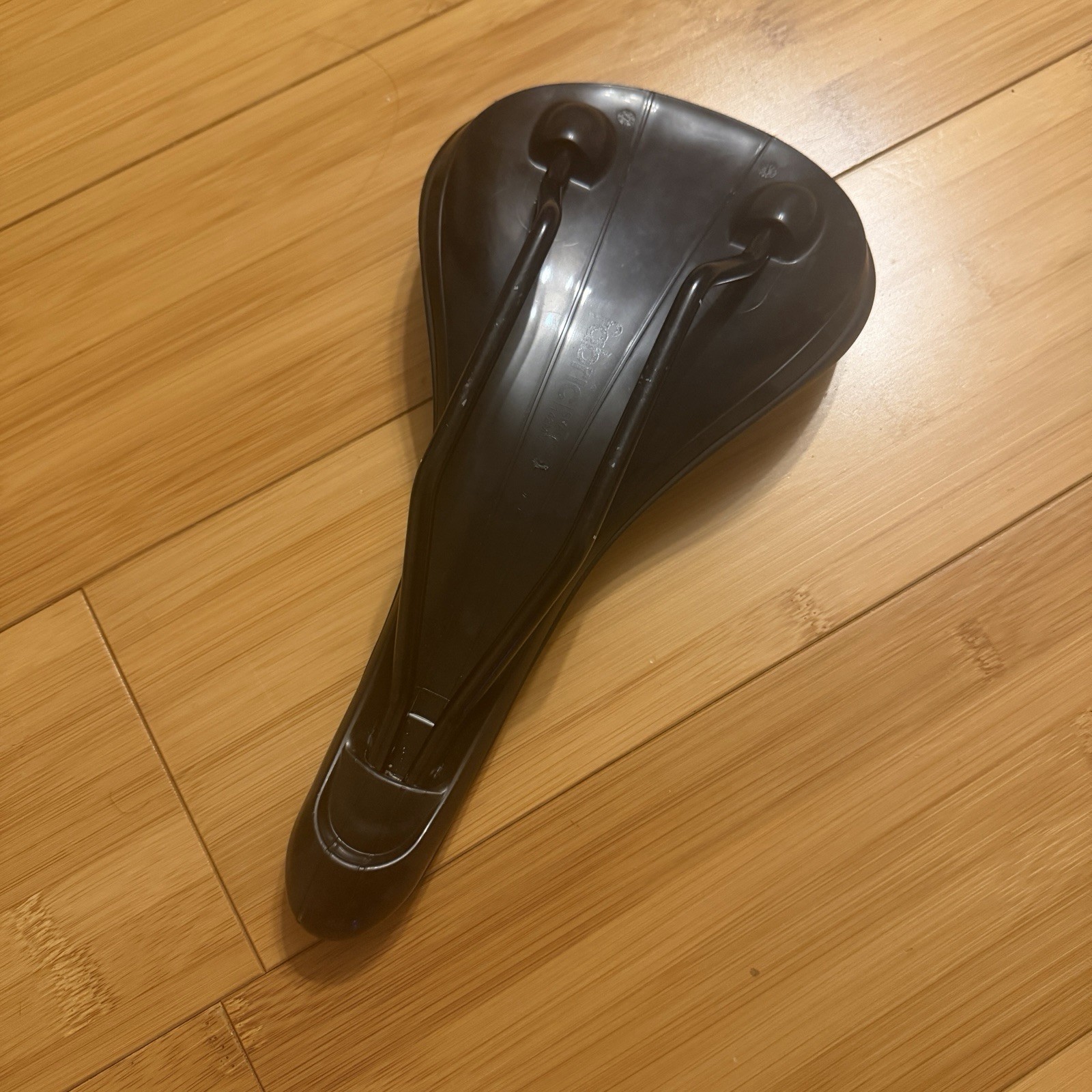 Fabric Line Sport Shallow Saddle 142mm x 282mm Steel rails