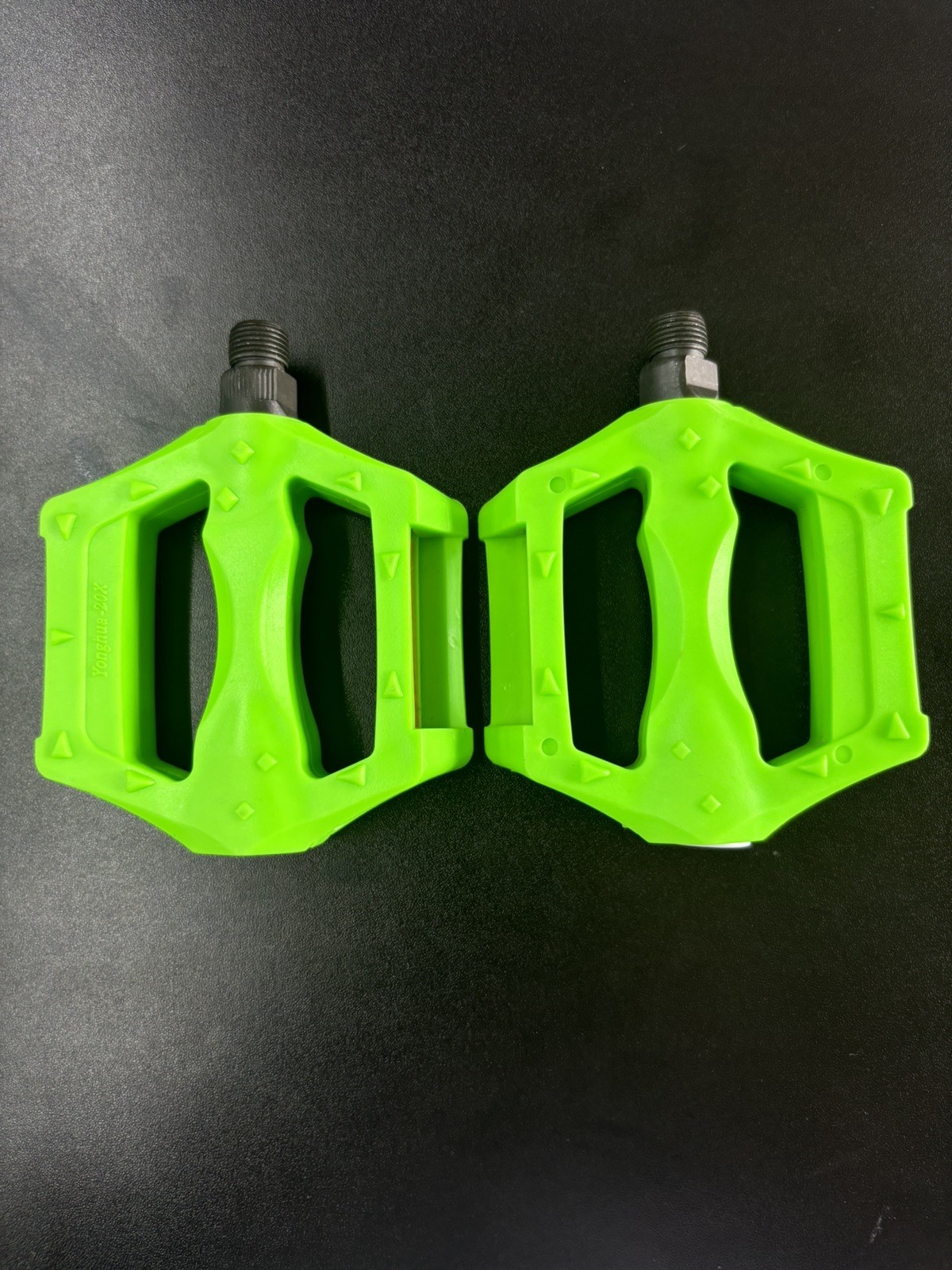 Resin Body Pedals 9/16″ NEON GREEN