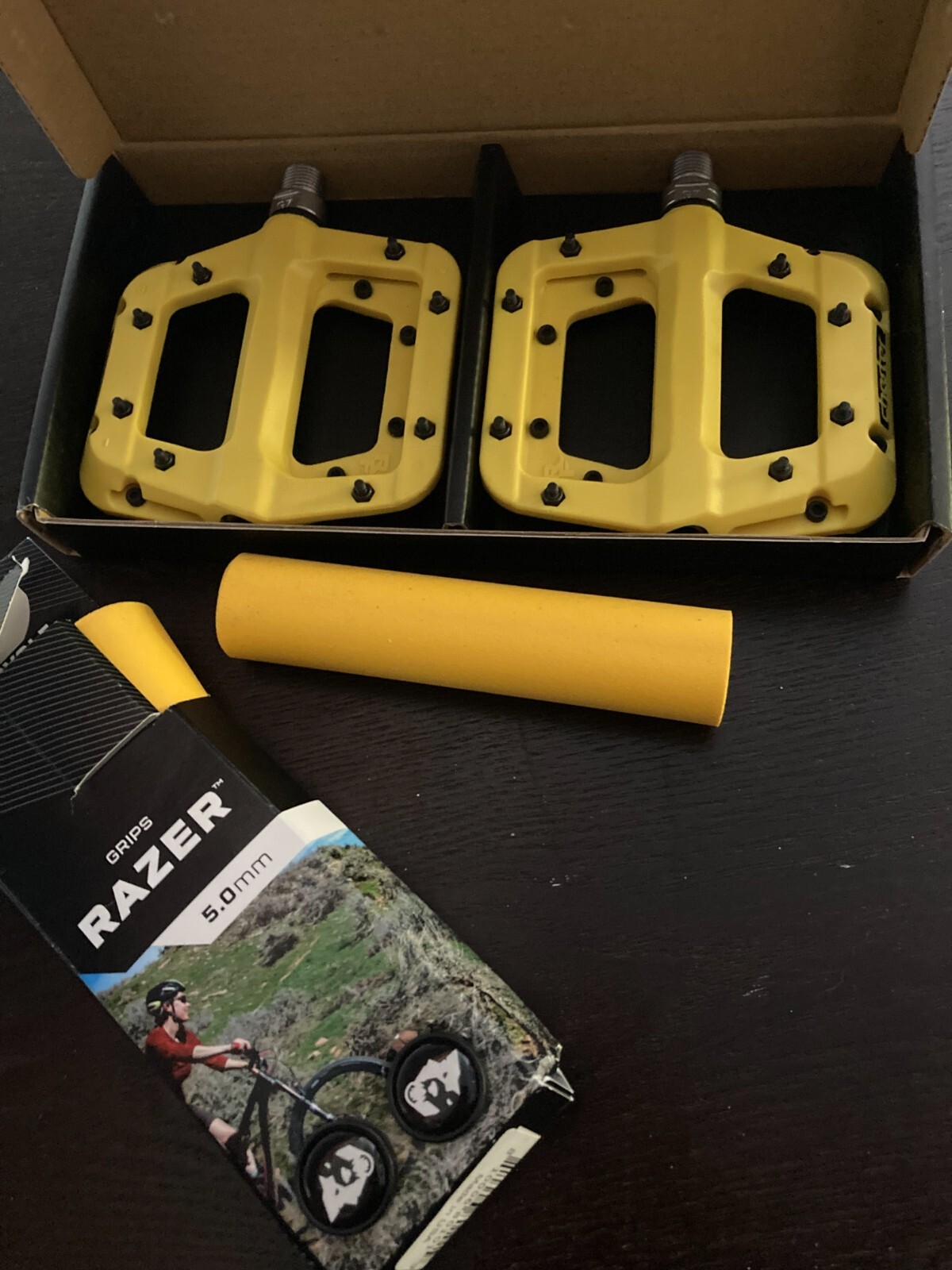 Race Face Chester Platform Mountain Bike Pedals 9/16″ / Yellow with Razer Grips
