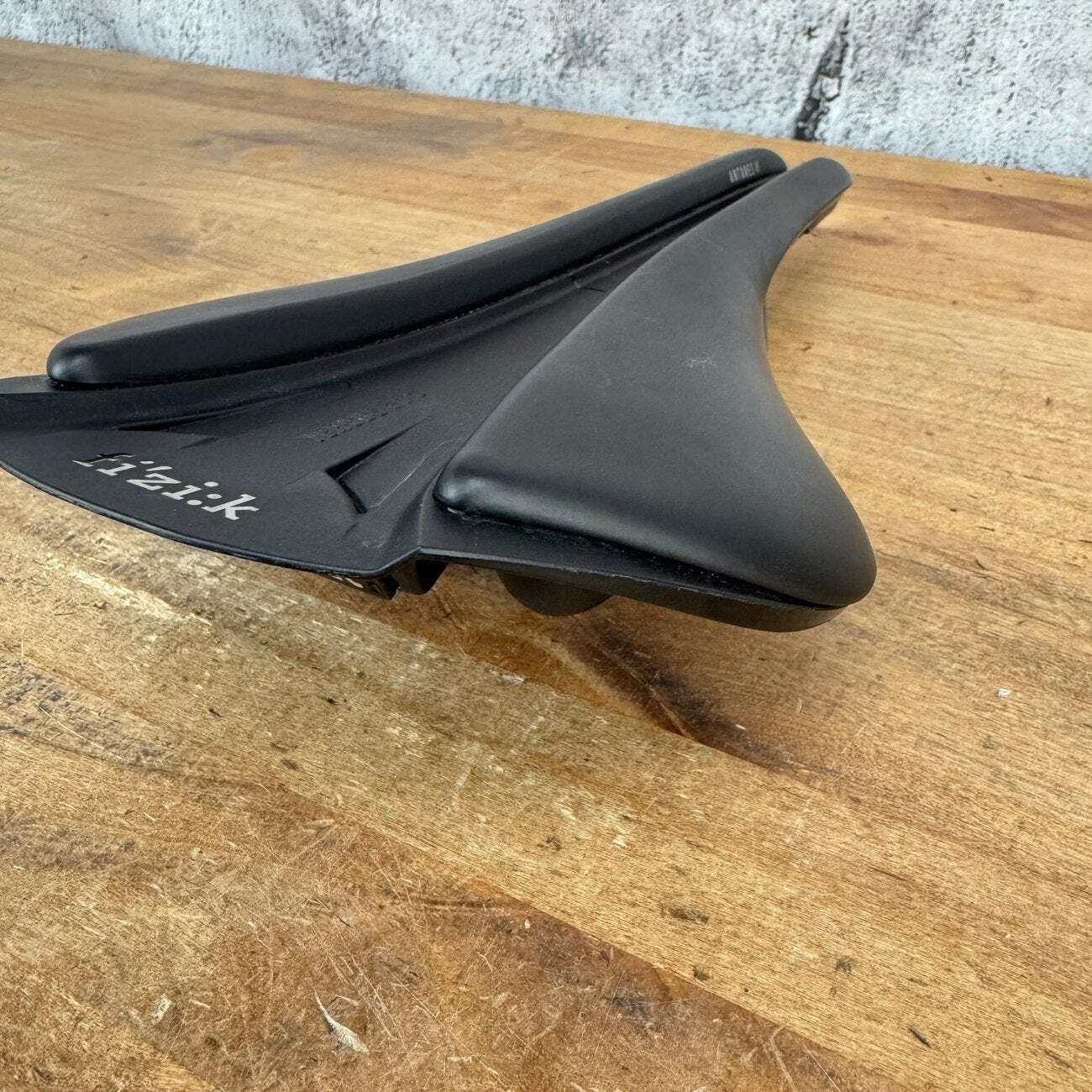 Low Mile! Fizik Antares R1 7x10mm Oval Carbon Rails 139mm Bike Saddle 172g