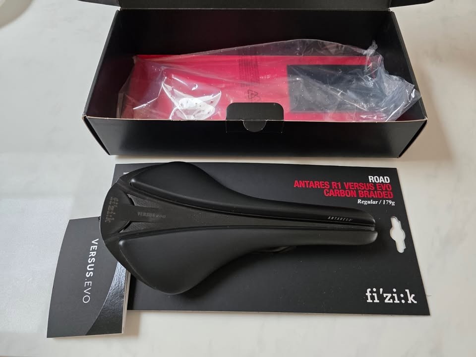 Fizik Antares R1 Versus Evo Carbon Road Saddle 139mm Regular