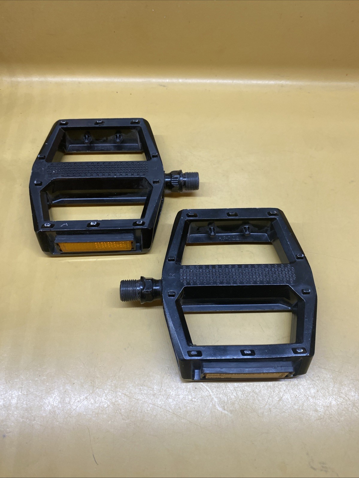 Black HF HF-708 Aluminum 9/16″ Flat / Platform Pinned MTB Pedals With Reflectors