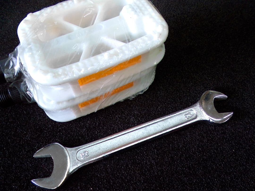 White Flat Pedal Plastic 9/16 Inch New Lightweight