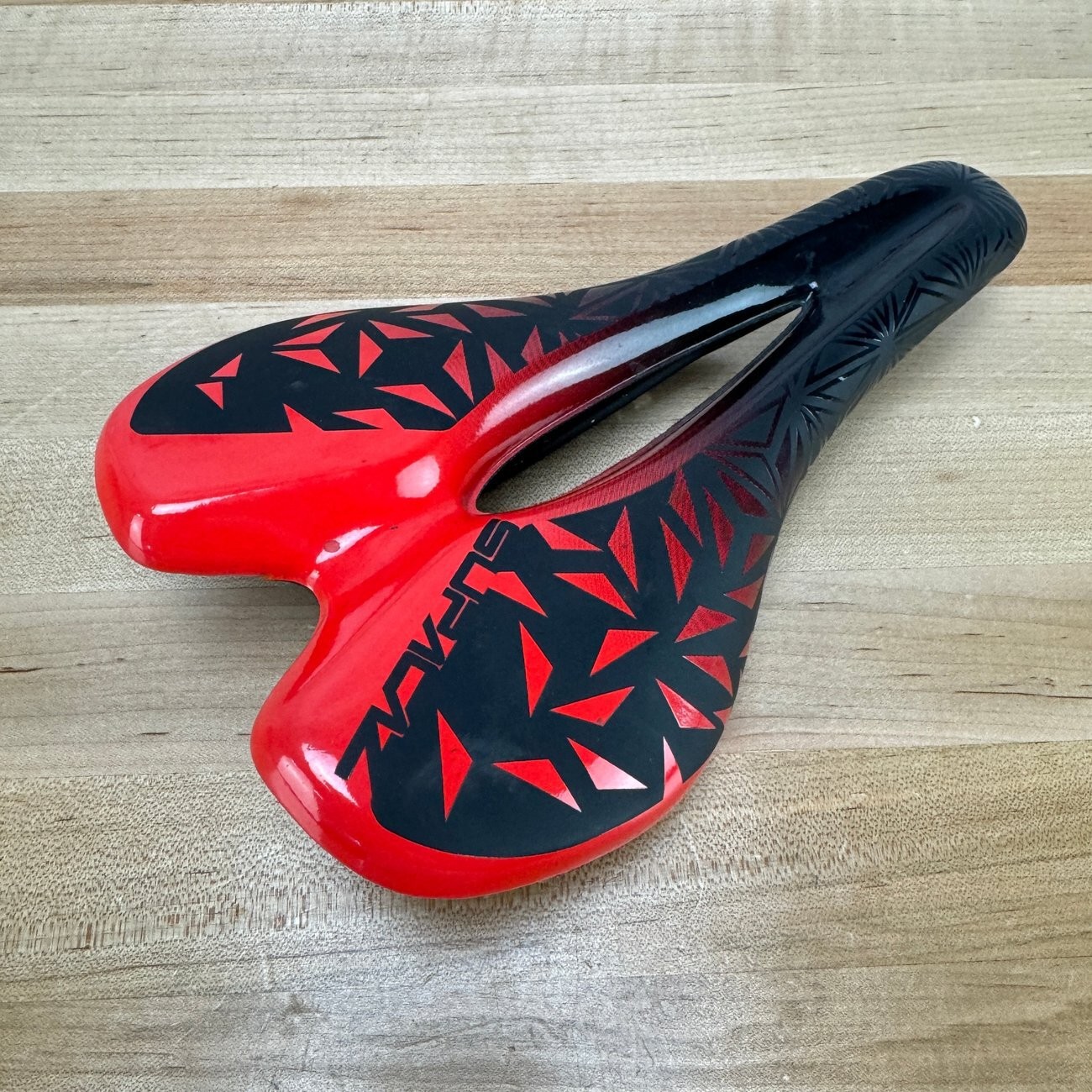Supacaz Ignite 7x7mm Titanium Alloy Rails 143mm Black/Red Bike Saddle 251g