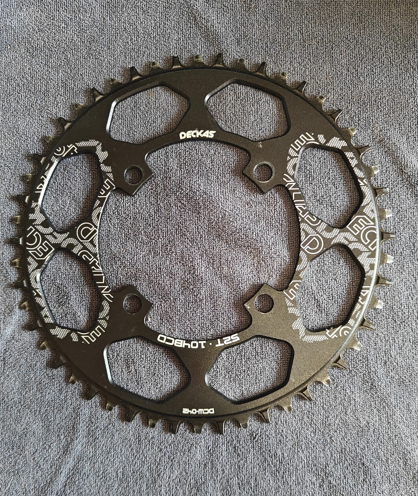 DECKAS DCW-042 52T 104BCD 4-Arm Round Road Chainring Aluminum Black/White