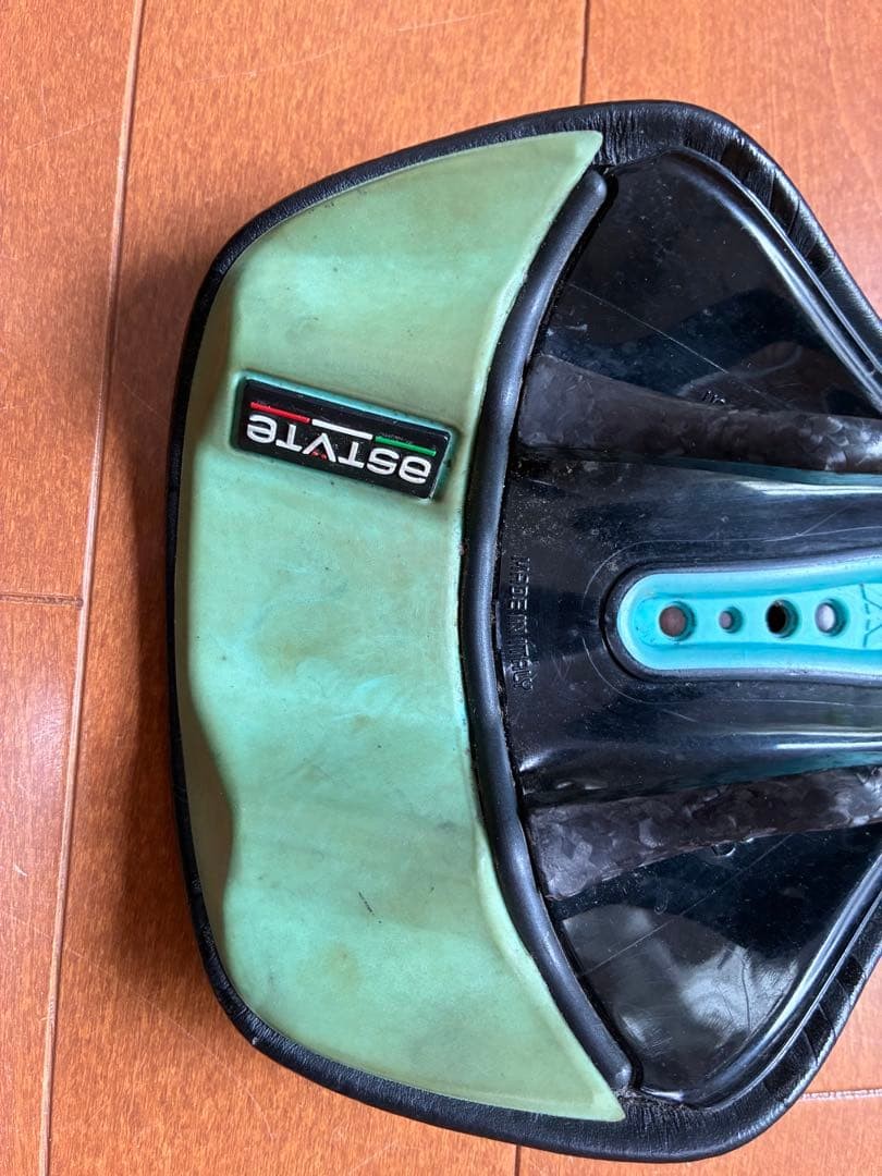 Astute Starlite VT Carbon Saddle Black Turquoise Used