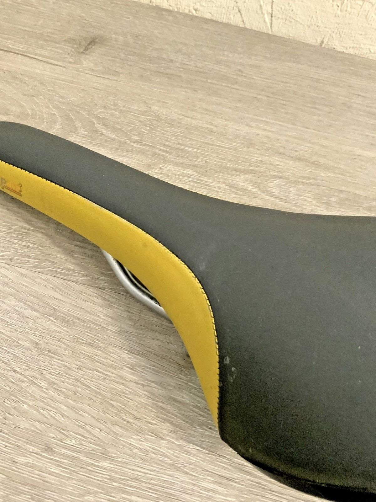 FIZIK PAVE ROAD BIKE SADDLE CHROMOLY STAYS 265 GRAMS 272 MM X 132 MM