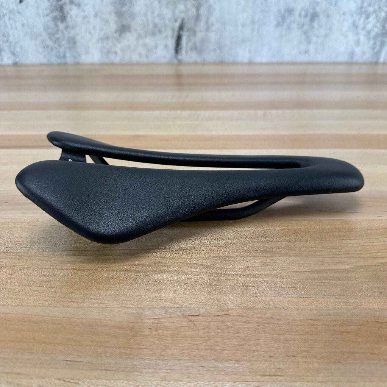 New! Berk Dila Padded 140mm 7x9mm Carbon Rails Bike Saddle 112g