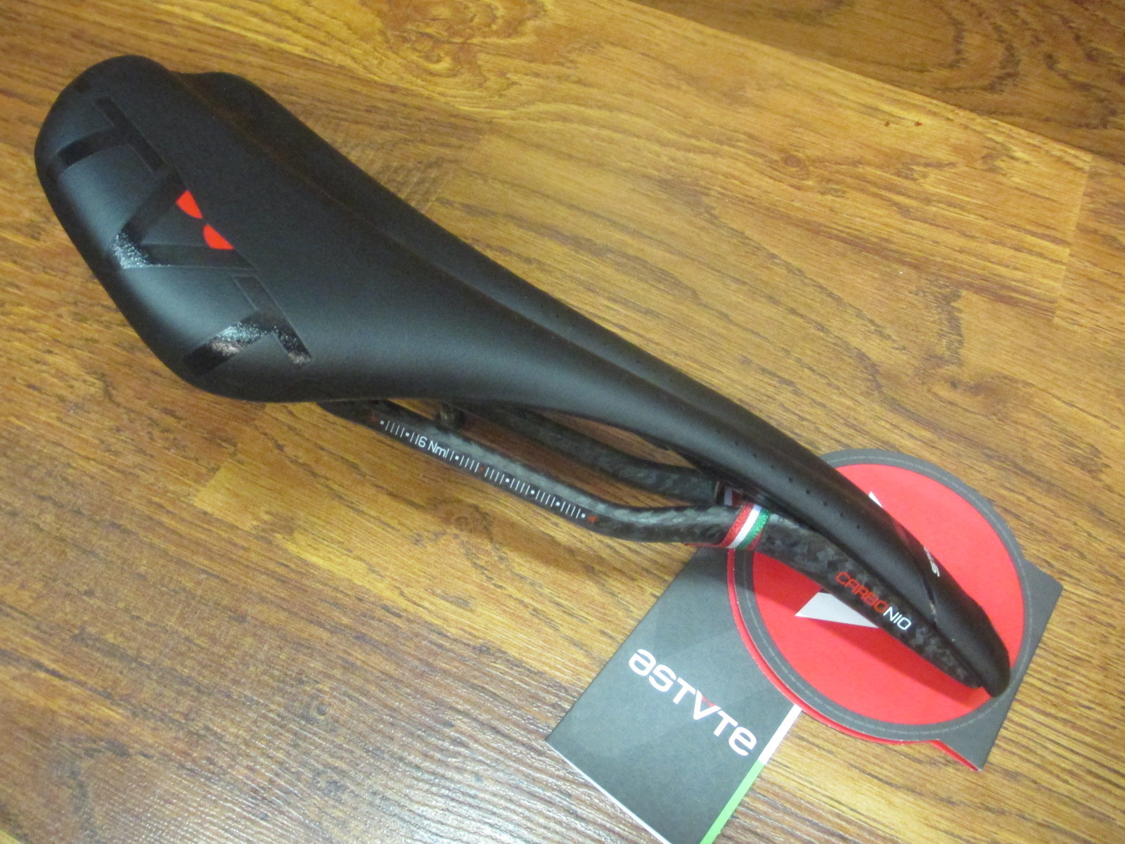 ASTUTE STAR LITE CARBON RAILED ROAD RACING SADDLE 135 X 270 ROUND