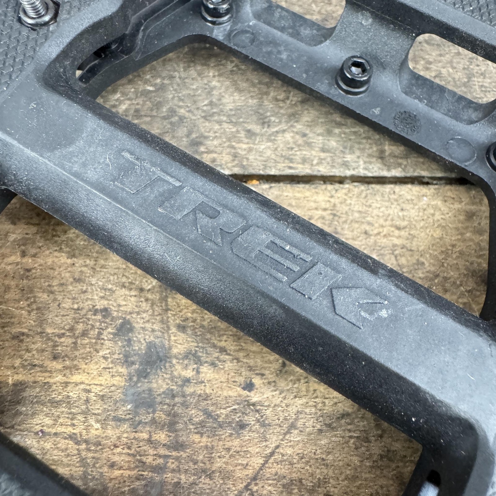 Trek Line Elite Bike Pedals 9/16 Black Pair Pinned MTB Flat Trail DH Platform