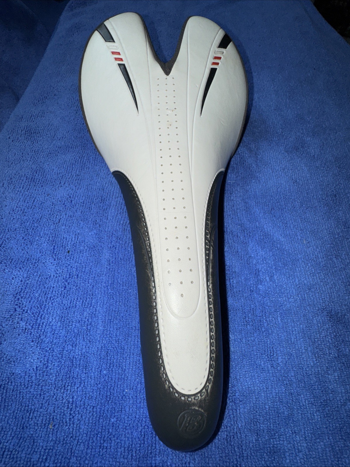 BONTRAGER RACE LITE CYCLING SEAT 135MM HOLLOW TI RAILS WHT/GRY GOOD CONDITION