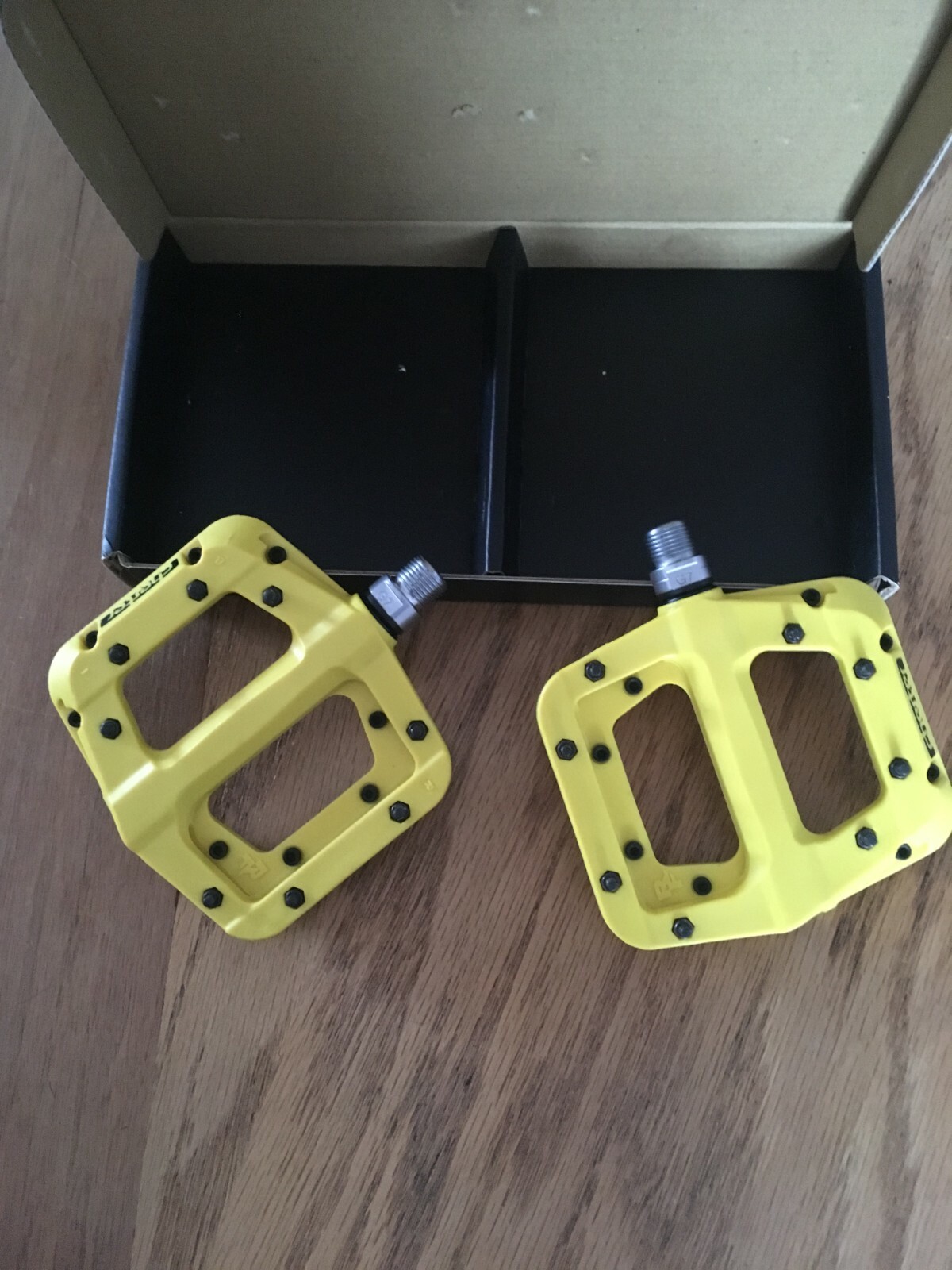 Race Face Chester Platform Mountain Bike Pedals 9/16″ / Yellow with Razer Grips