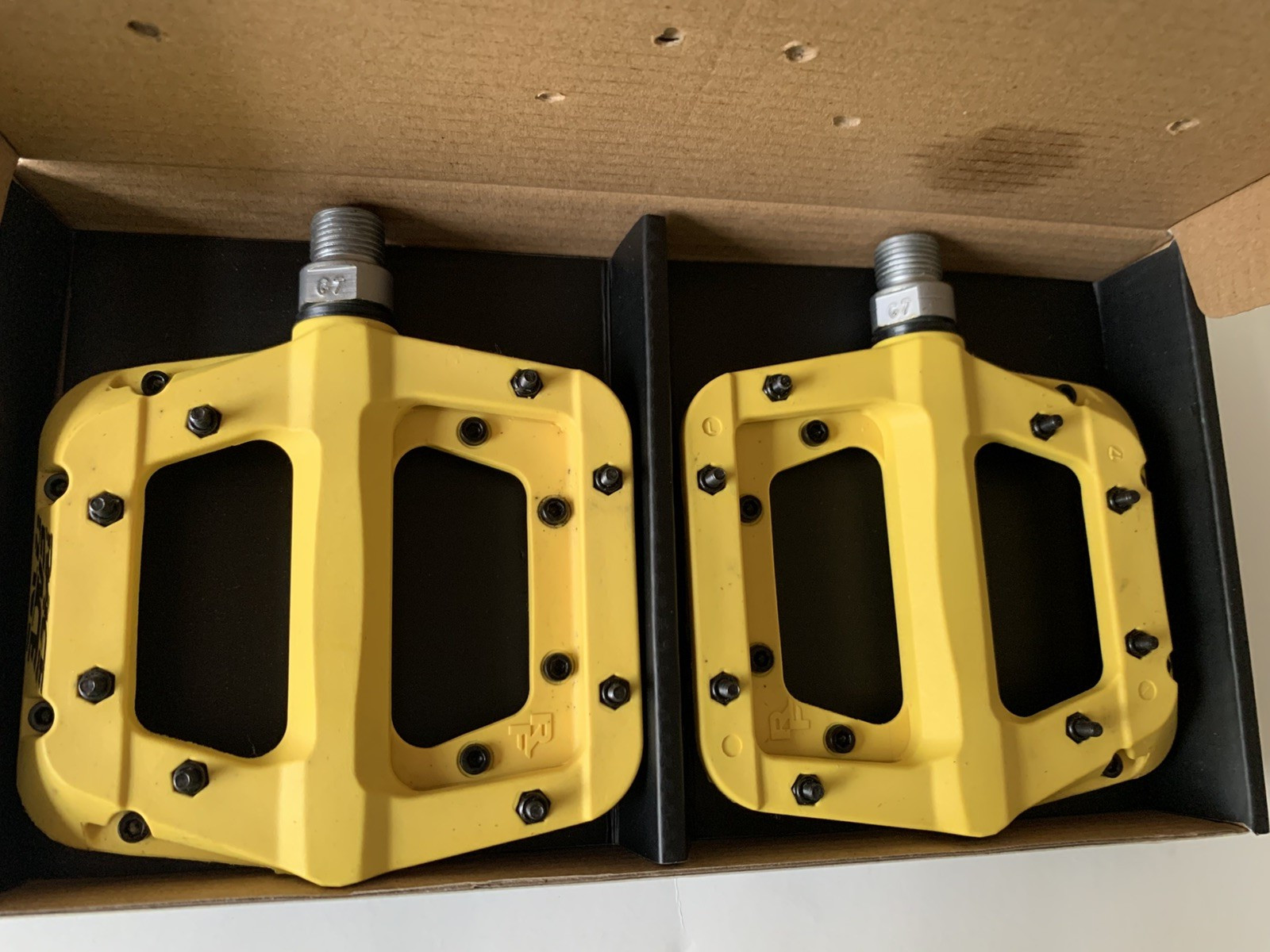 Set of 2 Race Face Chester Pedals Yellow, One Size