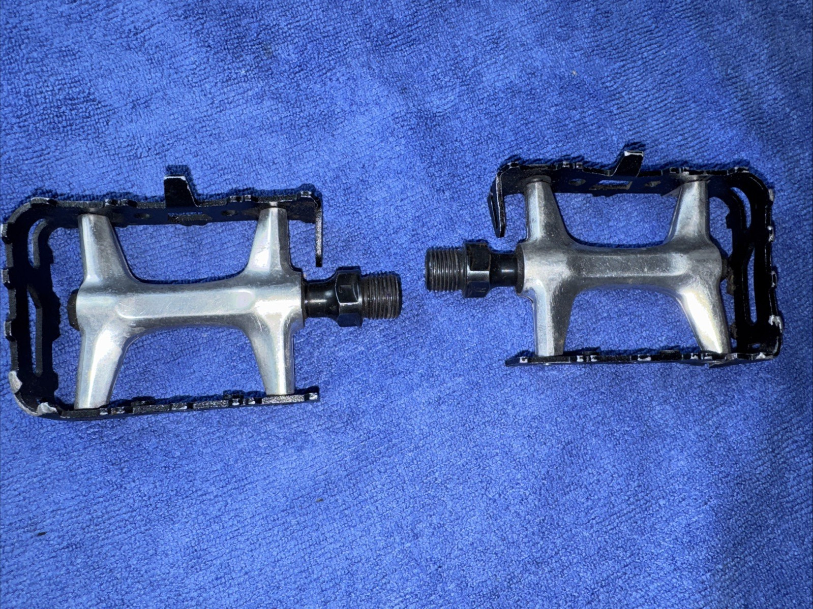 ODYSSEY SVELTE PEDALS 9/16 BLACK USED FOR PARTS ONLY RIGHT CAGE BROKEN LEFT OK